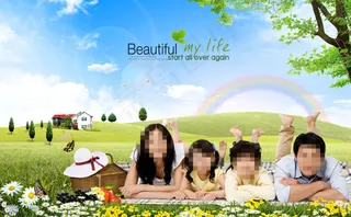 草地上的一家人和篮子