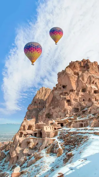 蓝天白云下的热气球高清摄影图片