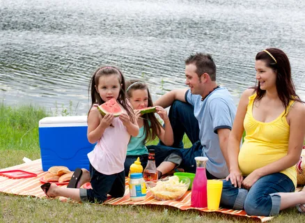户外野餐烧烤游玩家庭朋友聚餐图片