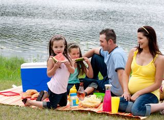 户外野餐烧烤游玩家庭朋友聚餐图片