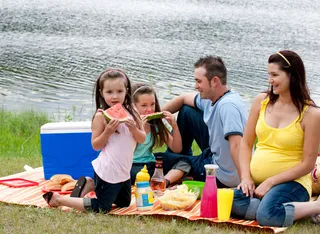 户外野餐烧烤游玩家庭朋友聚餐图片