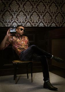 手拿相机型男图片