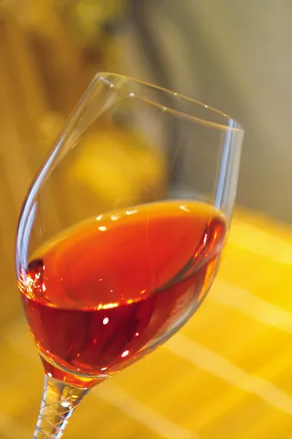 倾斜的红酒杯子图片