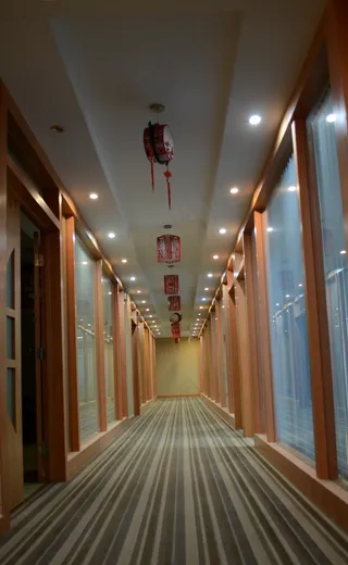 古典风格灯光走廊图片