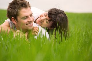 草地上的外国夫妻图片