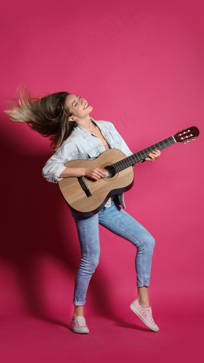 玩吉它的外国美女高清摄影图片
