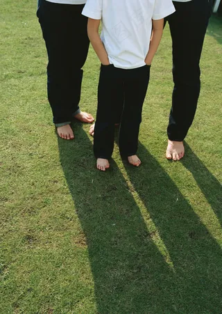 草地上的幸福一家图片