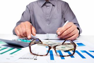 手拿储钱罐金币货币 理财保障商务金融财富增长主题