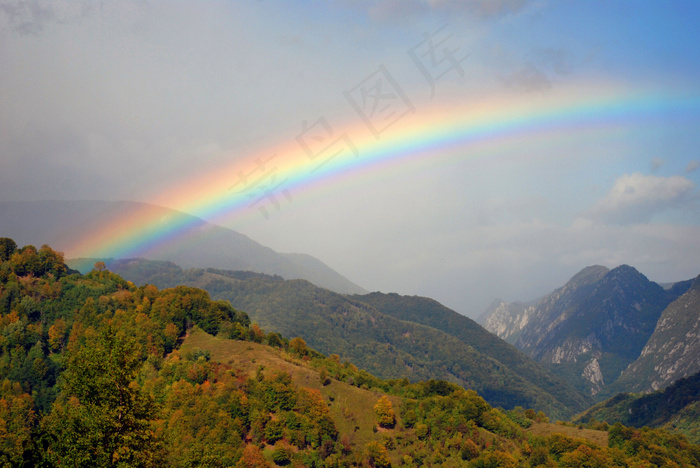 美丽彩虹山峰风景