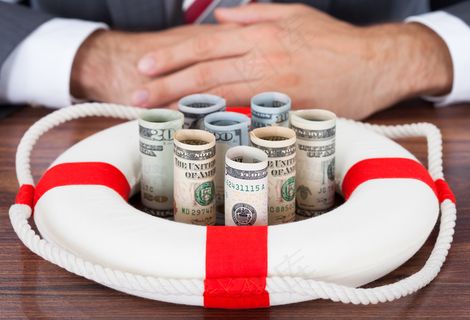 手拿储钱罐金币货币 理财保障商务金融财富增长主题