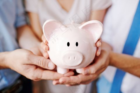 手拿储钱罐金币货币 理财保障商务金融财富增长主题