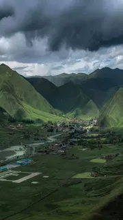 乌云大山下的村庄高清摄影图片 乌云大山下的村庄高清摄影图片