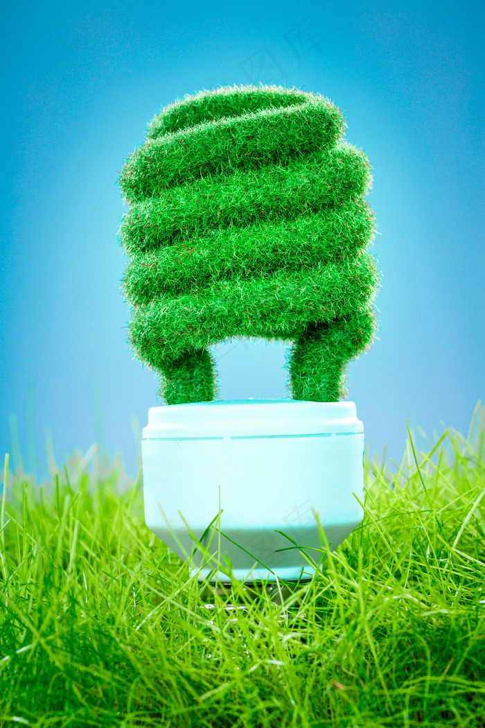 草坪中绿色小草节能灯泡图片