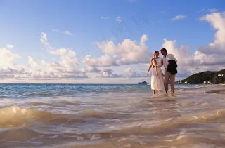 海滩上的外国夫妻
