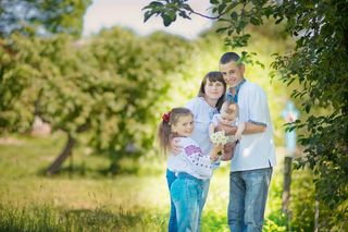 温馨幸福家庭草坪草地父子母子亲子关爱玩耍超大超高清图片