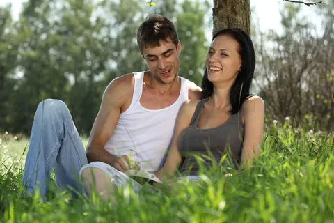 草地上看书的夫妻图片 草地上看书的夫妻图片