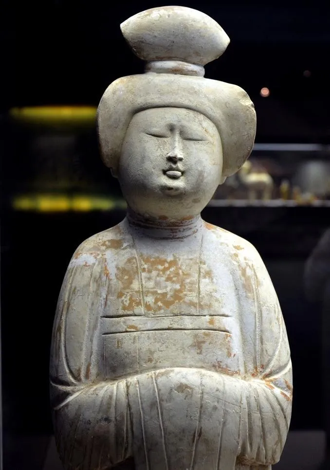 唐代彩绘女陶俑图片