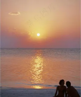 夕阳海滩情侣图片 夕阳海滩情侣图片