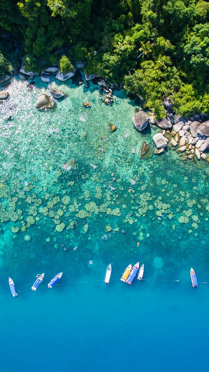 俯拍海边与船高清摄影图片