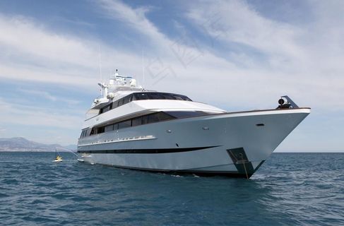 海上的豪华游艇图片