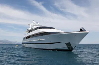 海上的豪华游艇图片