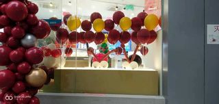 红黄梦幻风艺术气球造景实拍摄影图