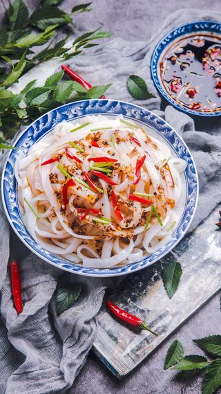 美食诱惑辣椒河粉高清摄影图片