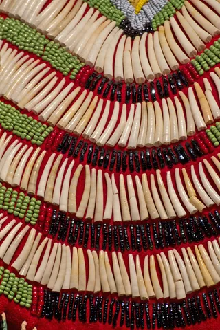 红色的印第安服饰珠背景