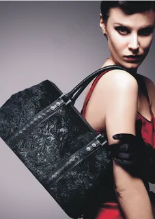 时尚欧美模特配奢华毛皮手袋图片