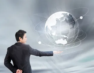 商务男士与地球图片