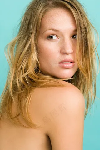 脸有雀斑的性感长发女模图片