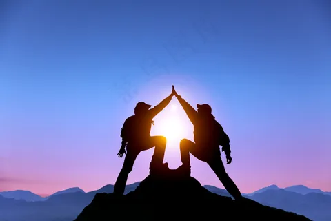 登上山峰的人物 登上山峰的人物