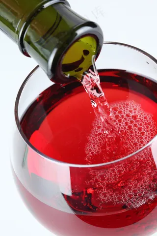 倒红酒图片