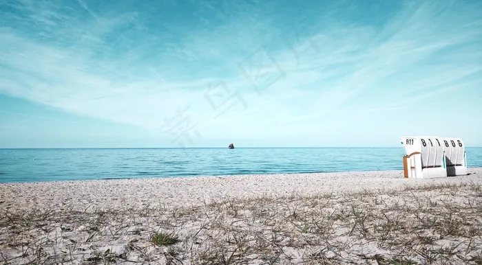 蓝天下的海边