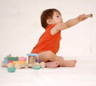 玩玩具的宝宝图片