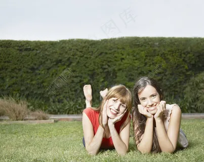 趴在草地上的时尚美女图片