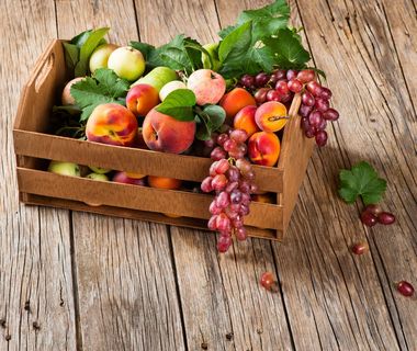 木盒里的新鲜水果