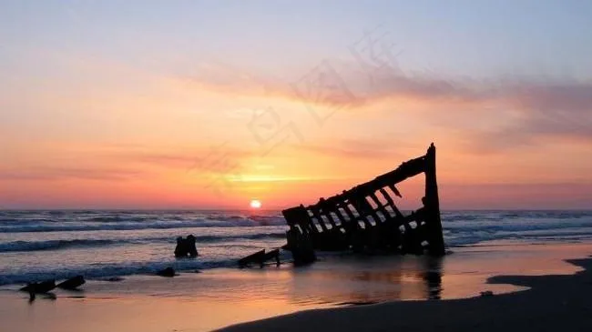 海滩 沉船 夕阳图片