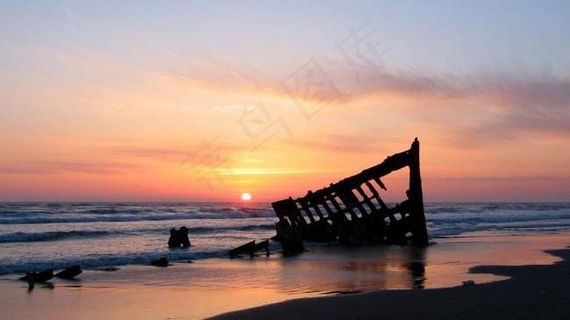 海滩 沉船 夕阳图片