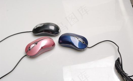 三只彩色鼠标图片