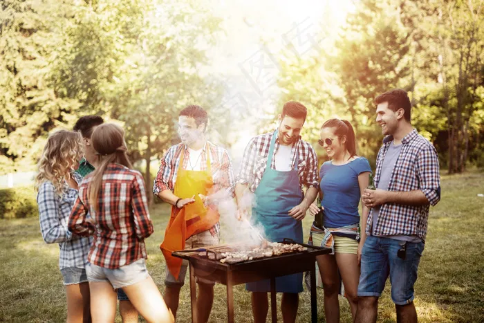 户外野餐烧烤游玩家庭朋友聚餐图片