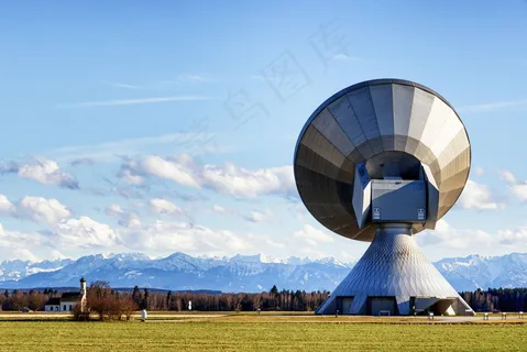 草地上的卫星接收器图片 草地上的卫星接收器图片