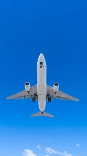 仰拍蓝天上的飞机高清摄影图片