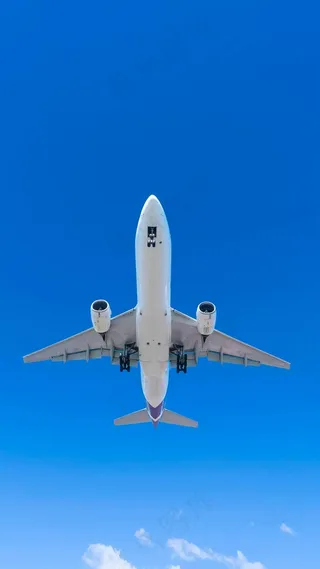 仰拍蓝天上的飞机高清摄影图片