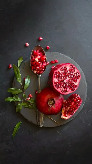 切成一半的石榴高清摄影图片
