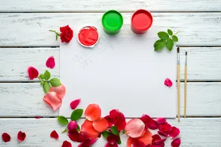 美丽的玫瑰花瓣与颜料图片