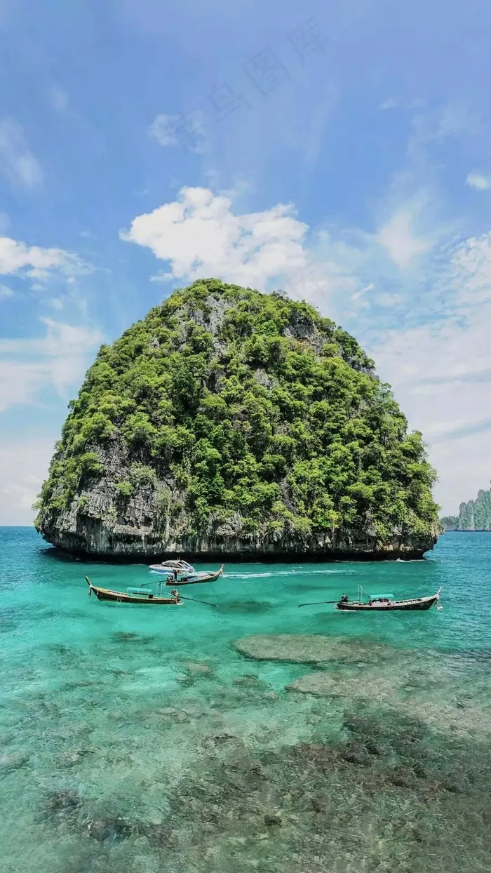 海上的一座小山与船只高清摄影图片