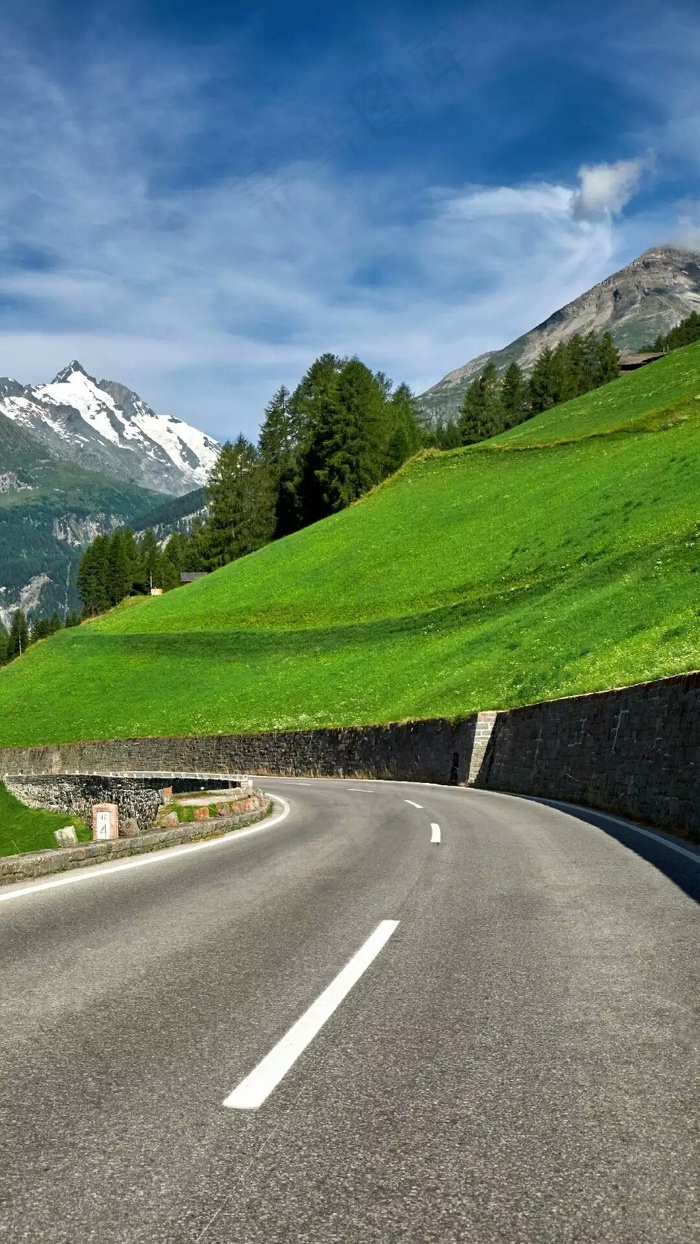 雪山下的公路高清摄影图片