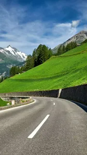 雪山下的公路高清摄影图片