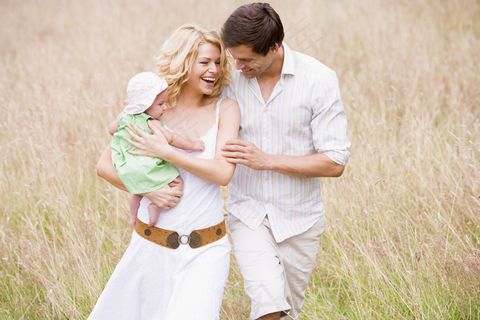 草地上的一家三口图片